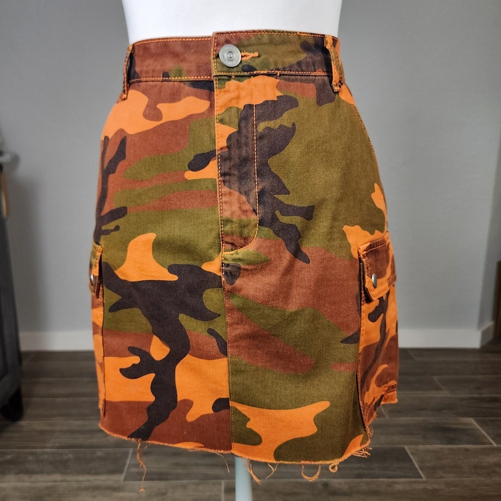 BDG Urban Outfitters Cargo Mini Skirt Womens Medium Orange‎ Camo Raw Hem Casual